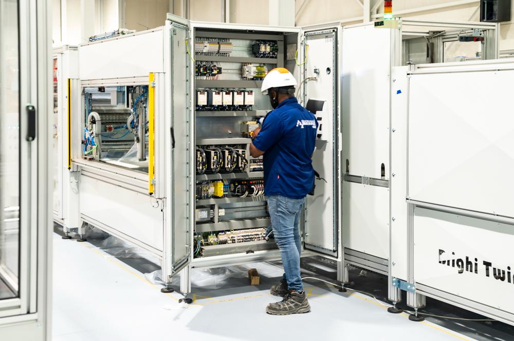 SNOWI-monteur werkt aan een elektrotechnische installatie in een bedrijfspand