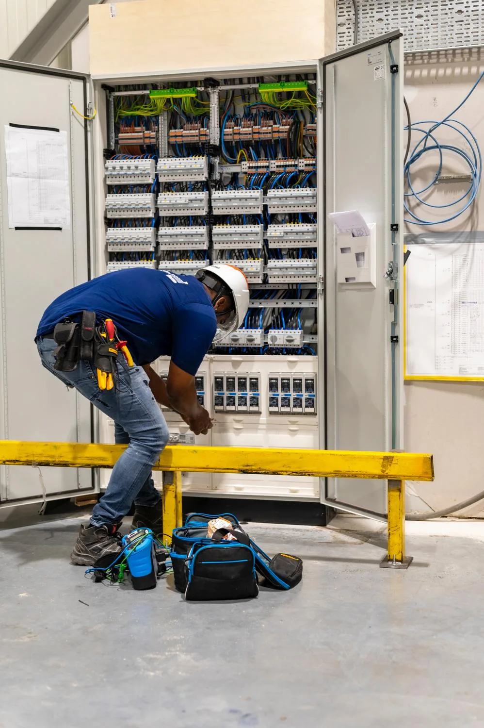 Een elektrische verdeelkast met verschillende groepen en bekabeling