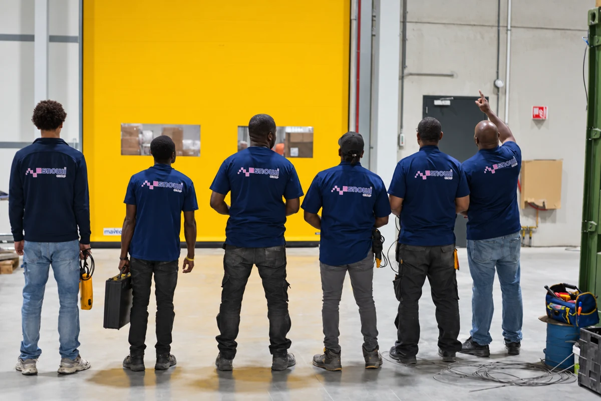 Het SnoWi-team met bedrijfslogo’s op de werkkleding