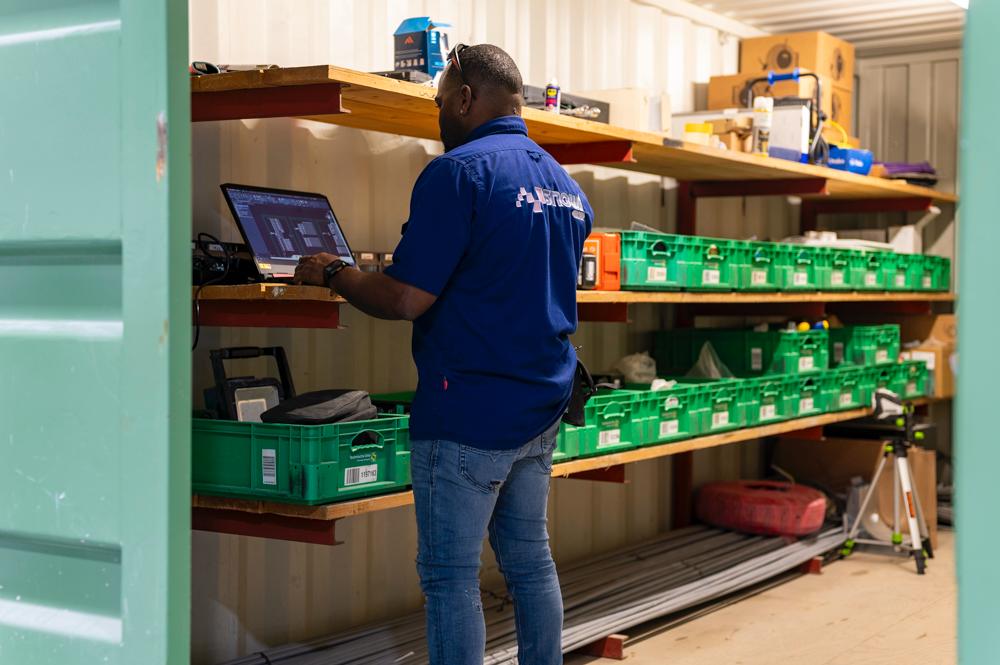 SnoWi-technicus bereidt werkzaamheden voor op een laptop
